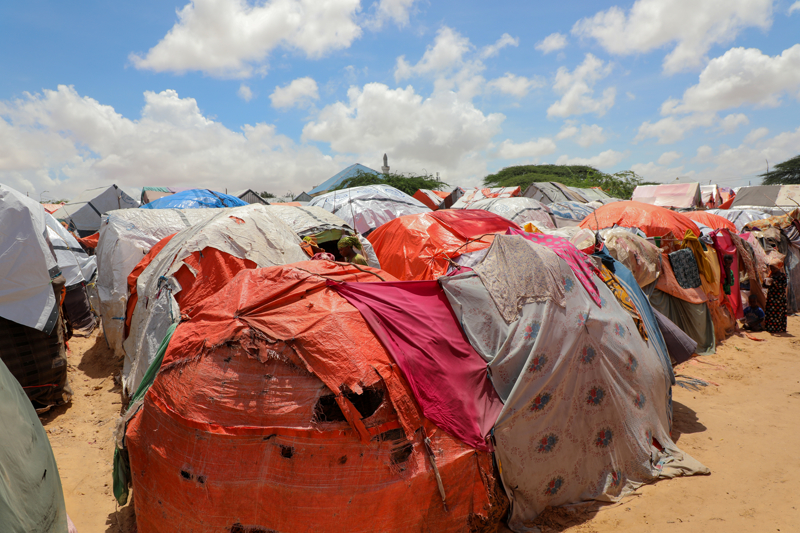 <p>Somali'nin ba�kenti Mogadi�u kentinde yer alan Maacani Kamp� sakinleri, gerekli yard�mlar�n ula�mamas� nedeniyle k�s�tl� imkanlarla �ad�rlarda ya�am m�cadelesi veriyor.</p>