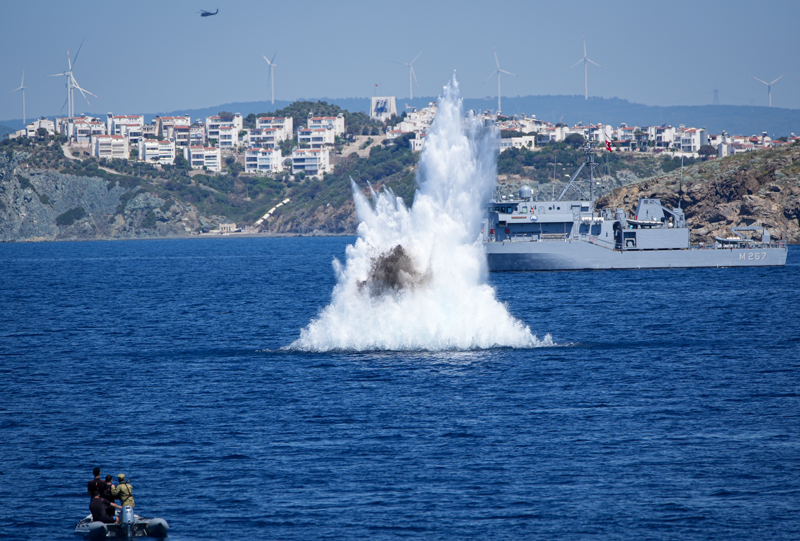 <p>151 S�n�f� S�ratli ��karma Gemileri (LCT), S�ratli Amfibi Gemi Projesi kapsam�nda tamamen yerli imkanlar kullan�larak T�rk m�hendis ve i��iler taraf�ndan in�a edildi. S�n�f�n�n en s�ratli ve kapasitelisi bu gemiler, son teknoloji sistem ve cihazlarla donat�ld�.</p>