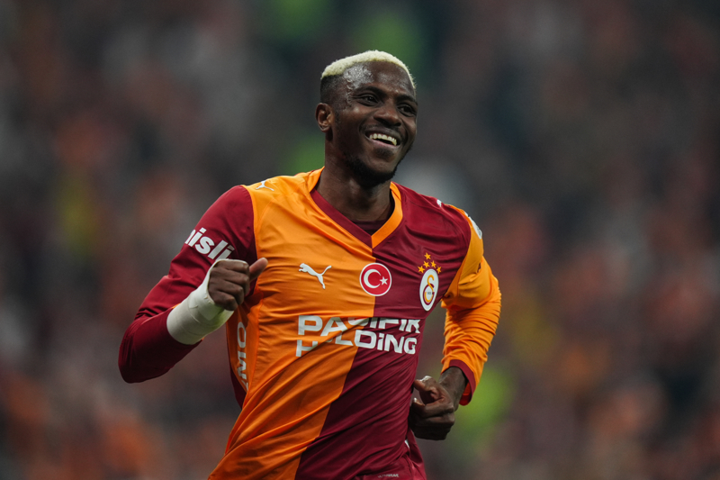 <p><b>VICTOR OSIMHEN</b></p><p>Sezon ba��nda b�y�k beklentilerle gelen Victor Osimhen, beklentilerin kar��l���n� fazlas�yla verdi. Fizik g�c�, hava toplar�ndaki hakimiyeti ve bitiricili�iyle rakip savunmalar�n korkulu r�yas� oldu. �zellikle kritik haftalarda att��� gollerle do�rudan puan kazand�rd�. Ceza sahas� i�indeki etkinli�i ve s�rekli tehdit yaratan oyunuyla Galatasaray'�n h�cum hatt�n�n en keskin silahlar�ndan biri olarak �ampiyonlukta b�y�k pay sahibi oldu.</p>