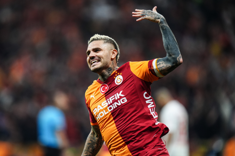 <p><b>MAURO ICARDI</b></p><p>Sezon onun i�in her zaman kusursuz ilerlemedi... Zaman zaman performans� tart���ld�, ele�tirilerin oda�� haline geldi. Hatta baz� ma�larda yedek kul�besinde ba�lay�p oyuna sonradan dahil oldu. Ancak Mauro Icardi'yi farkl� k�lan tam da buydu. Ne zaman ihtiya� duyulsa sahneye ��kt�, oyuna girdi�i anlarda bile skor �retmeyi ba�ard� ve kritik anlarda sorumluluk ald�. Ceza sahas� i�indeki bitiricili�i, ma��n kaderini de�i�tiren dokunu�lar� ve liderli�iyle yine fark yaratt�. T�m ini� ��k��lara ra�men att��� gollerle Galatasaray'�n �ampiyonluk yolundaki en belirleyici fig�rlerinden biri olmay� ba�ard�.</p>