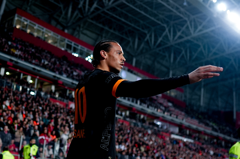 <p><b>LEROY SANE</b></p><p>Galatasaray h�cumunun en dinamik par�alar�ndan biri olan Leroy Sane, sezon boyunca fark yaratt�. H�z�yla savunmalar� da��tan, bire birde rakiplerini eksilten y�ld�z oyuncu; att��� goller ve yapt��� asistlerle skor y�k�ne �nemli katk� verdi. �zellikle b�y�k ma�larda sahne alarak tak�m�n h�cum g�c�n� bir �st seviyeye ta��d�. Kanattan getirdi�i tehdit, Galatasaray'�n h�cum plan�n�n en �nemli silahlar�ndan biri haline geldi.</p>