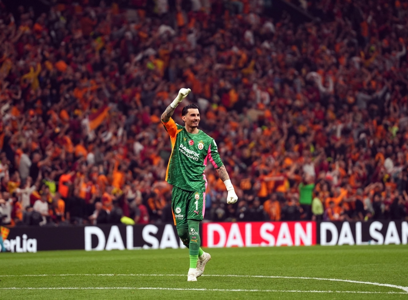<p><b>U�URCAN �AKIR</b></p><p>Sezon boyunca kritik ma�larda yapt��� kurtar��larla tak�m�n� ayakta tutan U�urcan, �zellikle derbi ve k�r�lma anlar�nda sahneye ��kt�. Refleksleri, bire birdeki ba�ar�s� ve oyun kurulumuna katk�s�yla modern kaleci profilini eksiksiz yans�tt�. Savunma hatt�n�n arkas�ndaki en b�y�k g�vence olan tecr�beli eldiven, yapt��� kritik dokunu�larla �ampiyonluk puanlar�n�n do�rudan mimarlar�ndan biri oldu.</p>