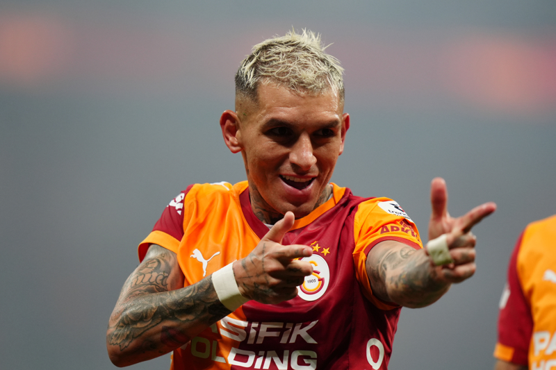 <p><b>LUCAS TORREIRA</b></p><p>Lucas Torreira, sadece savunma y�n�yle de�il, oyun kurulumuna verdi�i katk�yla da tak�m�n vazge�ilmezi oldu. Rakip ataklar� kesme konusundaki ba�ar�s�, top kapma istatistikleri ve oyunu y�nlendirme becerisiyle tak�m�n merkezinde kilit rol oynad�. Sahadaki liderli�i ve temposuyla Galatasaray'�n oyun akl�n� temsil etti.</p>
