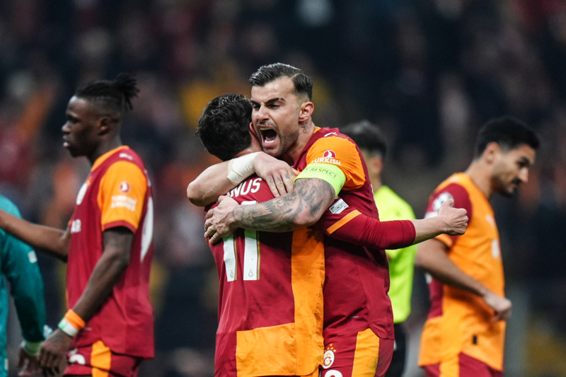 <p><b>ABD�LKER�M BARDAKCI</b></p><p>Abd�lkerim Bardakc�, sezon boyunca g�sterdi�i performansla hem savunmada hem de oyun kurulumunda �nemli rol oynad�. Hava toplar�ndaki �st�nl���, sertli�i ve kritik anlarda yapt��� m�dahalelerle tak�m�n savunma direncini yukar� ta��d�. Yerli oyuncu olarak liderli�iyle de �ne ��kt�.</p>