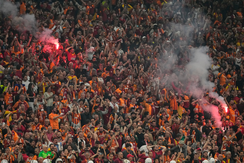 <p><b>TARAFTAR</b></p><p>26. �ampiyonlu�a ula�an Galatasaray'da taraftar, kupan�n gelmesinde en �nemli etkenlerden biri oldu. Hi�bir ma�ta tak�m�n� yaln�z b�rakmayan taraftar, gerek evinde, gerek deplasman trib�n�nde, gerekse i� sahada futbolculara s�rekli moral deste�inde bulundu. RAMS Park'ta bu sezon rekorlar k�ran Sar�-K�rm�z�l�lar, iyi ve k�t� g�nde tak�m�n�n yan�nda oldu.</p>