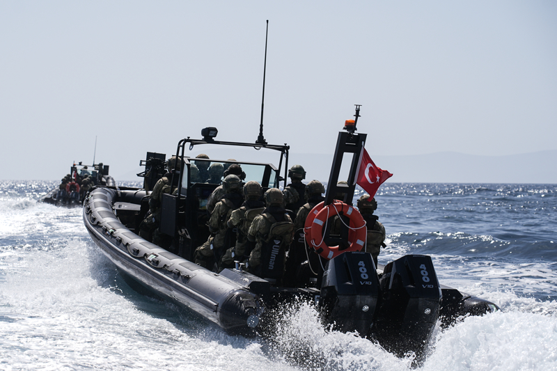 <p>Bahadır Adası'nda gerçekleştirilen eğitimde, 2025 yılının aralık ayında TSK envanterine dahil edilen 17 kişilik karinalı 'Karayel' hücumbotları kullanıldı.</p>