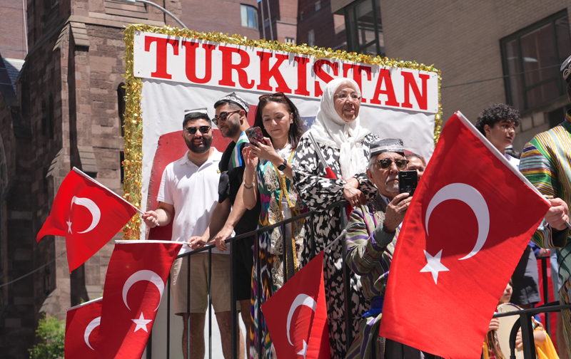 <p>Y�r�y�� kortejinde, Cumhurba�kanl��� �leti�im Ba�kan Yard�mc�s� Ferhat Pirin��i, Cumhurba�kan� Ba�dan��man� ve Cumhurba�kanl��� G�venlik ve D�� Politikalar Kurulu Ba�kanvekili B�y�kel�i Prof. Dr. �a�r� Erhan, T�rkiye'nin Washington B�y�kel�isi Sedat �nal, T�rkiye'nin BM Daimi Temsilcisi Ahmet Y�ld�z ve T�rkiye'nin New York Ba�konsolosu Muhittin Ahmet Yazal ba�ta olmak �zere, T�rk Amerikan sivil toplum �rg�tlerinin temsilcileri haz�r bulundu.</p>