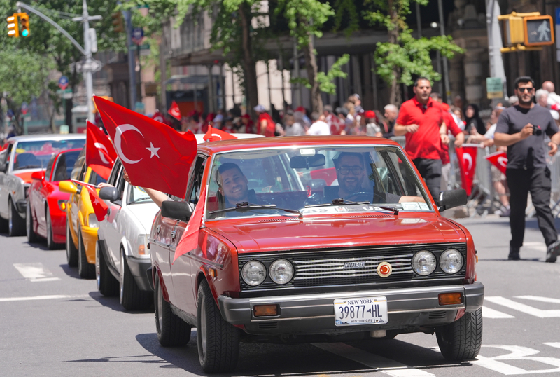 <p>ABD'de T�rk diplomatlar�n Ermeni ter�r �rg�t� ASALA taraf�ndan �ehit edilmesine tepki amac�yla, T�rk Amerikan Dernekleri Federasyonu (TADF) taraf�ndan ilk olarak 1981'de d�zenlenen ve sonras�nda gelenekselle�en y�r�y�� ve sonras�ndaki festivale, ABD'deki T�rk misyonu temsilcileri, baz� b�rokratlar, T�rkiye'den gelen sanat��lar ve �e�itli sivil toplum �rg�t� temsilcileri kat�ld�.</p>