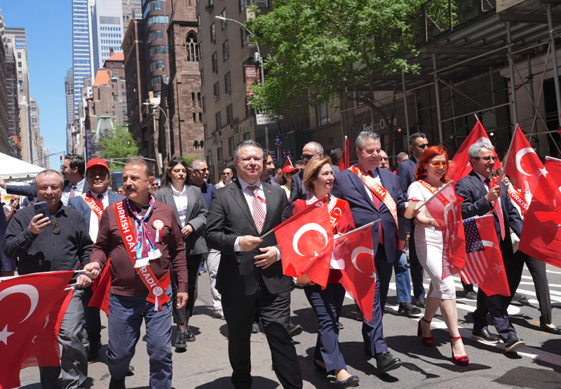 <p>Madison 38. Sokaktan ba�layan ve 25. Sokaktaki Madison Meydan� Park�'na kadar devam eden y�r�y���n ard�ndan, konser alan�nda bir�ok sanat�� taraf�ndan T�rk mar�lar� ve ezgileri seslendirilirken, bu sezonun lig �ampiyonu Galatasaray ba�ta olmak �zere di�er T�rk tak�mlar�n�n co�kusu da festivale renk katt�.</p>