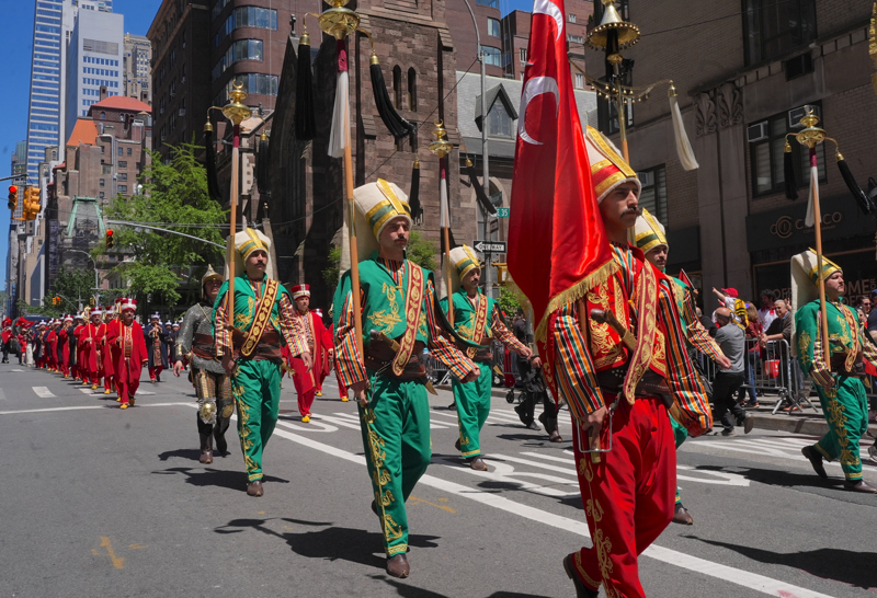 <p><b>CUMHURBA�KANI ERDO�AN'DAN ABD'DEK� T�RK TOPLUMUNA MESAJ</b></p><p><b><br></b></p><p>T�rk-Amerikan toplumunun yan� s�ra KKTC, Azerbaycan ve T�rk d�nyas�ndan da yo�un kat�l�m�n oldu�u etkinlikte, New York ve �evre eyaletlerden gelenler, ge�it t�renini izlemek i�in Madison Caddesi'nin kald�r�mlar�na s�ralan�rken, spordan e�itime �e�itli alanlarda faaliyet g�steren dernekler, okullar ve benzeri e�itim kurulu�lar�, y�r�y�� esnas�nda protokol� selamlad�.</p>