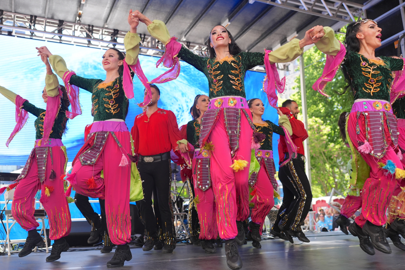 <p>�te yandan festivalde k�rs�ye davet edilen Washington B�y�kel�isi Sedat �nal ve New York Ba�konsolosu Ahmet Yazal da T�rk G�n� Y�r�y��� ve Festivali'nin �nemine vurgu yaparken, T�rk Amerikan toplumunun ABD'de geldi�i noktan�n alt�n� �izen de�erlendirmelerde bulundu.</p>