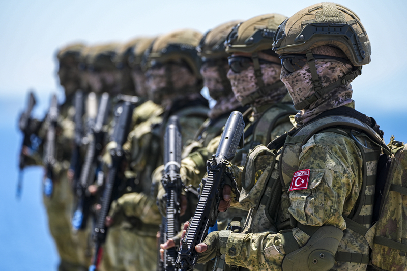 <p>Ayr�ca gemi b�nyesindeki amfibi deniz piyade unsurlar�n�n SH-70 Seahawk helikopterine intikalinin sa�land��� tatbikatta, AH-1W Super Cobra sava� helikopteri pilotlar� da ini� ve kalk�� e�itimi icra etti.</p>