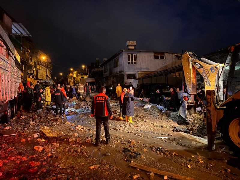 <p>Gece saatlerinde etkili olan sa�anak nedeniyle Defne-Samanda� �evre yolu Suba�� �st Ge�idi yak�nlar�nda yolda ��kme meydana geldi.</p>