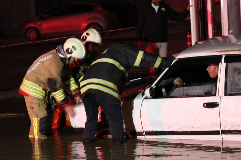 <p>Antakya-Samanda� �evre yolu �zerindeki Kara�ay K�pr�s�'n�n bir b�l�m�nde ��kme meydana geldi.</p>