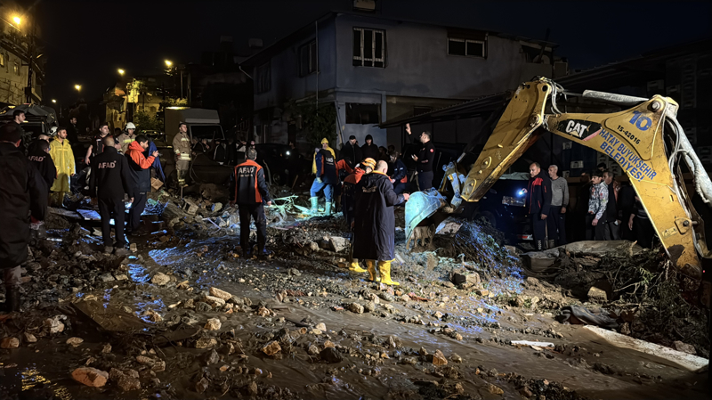 <p>Sa�l�k ekipleri, ara�ta s�k��an s�r�c� Habe�o�lu'nun olay yerinde hayat�n� kaybetti�ini belirledi.</p>