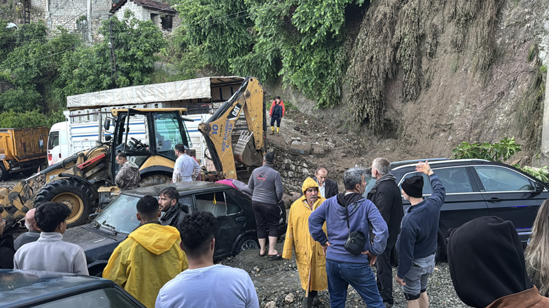 <p>Merkez Antakya il�esinde Hac� �mer Alpagot Mahallesi'nde yama�ta bulunan bir evin yola do�ru ��kmesi sonucu 15 ya��ndaki �ocuk hayat�n� kaybetti.</p>