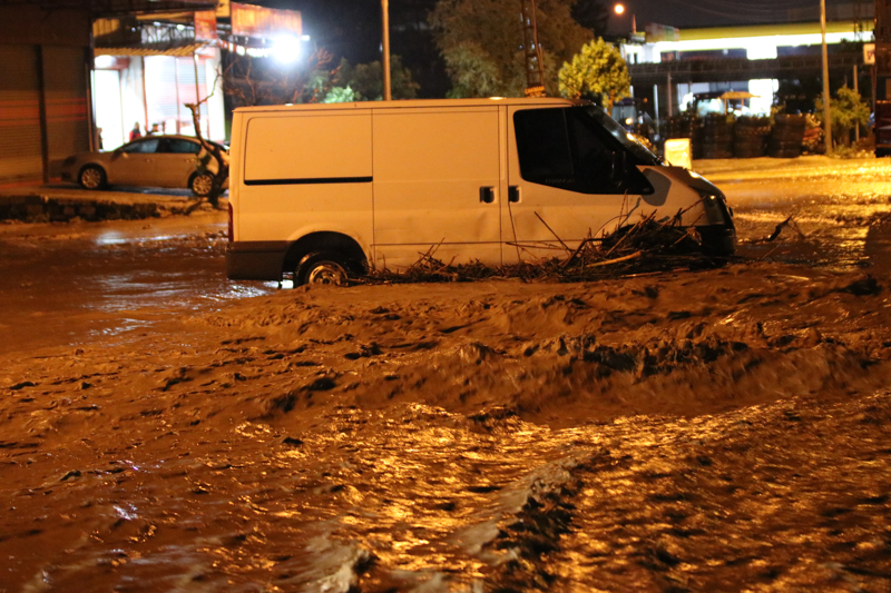 <p>Antakya il�esi Ba�r�yan�k Mahallesi'nde ise sa�anak nedeniyle bir yolun istinat duvar� ��kt�.</p>