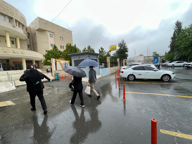 <p>�anl�urfa'da sa�anak g�nl�k ya�am� olumsuz etkiledi. Sa�ana�a haz�rl�ks�z yakalanan s�r�c�ler ve vatanda�lar zor anlar ya�ad�.</p>