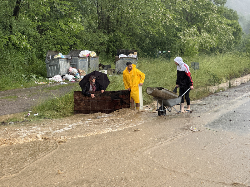 <p>Derelerin ta�mas�yla Karab�k yolu k�smen su alt�nda kald�.</p>
