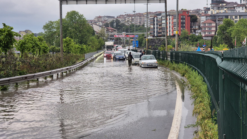 <p>Sa�anak nedeniyle Zonguldak-Alapl� �evre yolu su alt�nda kald�, s�r�c�ler kara yolunda ilerlemekte g��l�k �ekti.</p>