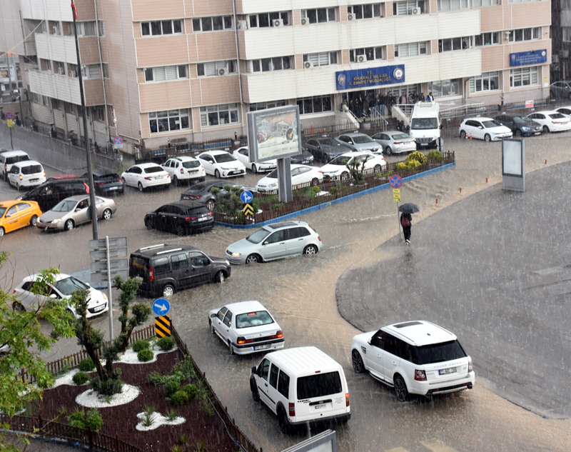 <p>�zellikle Cumhuriyet Meydan� ve Millet Bulvar�'nda su birikintileri nedeniyle trafik ak��� durdu, baz� ara�lar yolda mahsur kald�.</p>