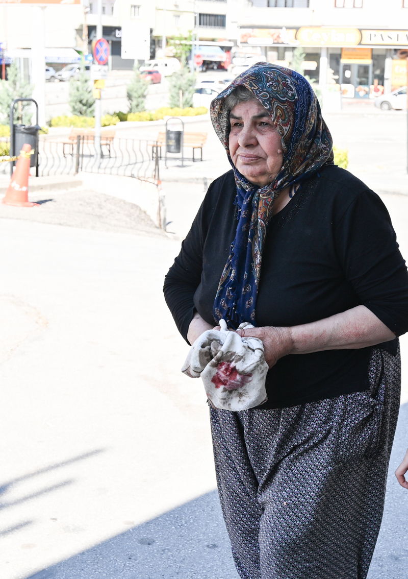 <p>Gaziantep'te kurban kesmeye çalışırken yaralanan 'acemi kasaplar' hastanelik oldu. Yaralanan vatandaşlar, Şehitkamil Devlet Hastanesi'ne başvurdu.</p>