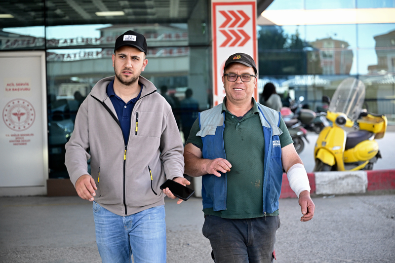 <p>Kayseri'de kurban keserken yaralanan vatandaşlar hastanelere başvurdu.</p>