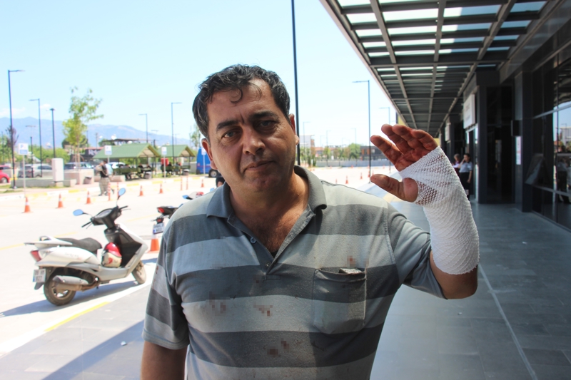 <p>Kurban kesimi s�ras�nda �e�itli yerlerinden yaralanan vatanda�lar acil servislere ba�vururken kendisini yaralayarak koluna 20 diki� at�lan bir kasab�n, 'Bu i�in Vakko'su benim' s�zleri ise y�zleri g�ld�rd�.</p>
