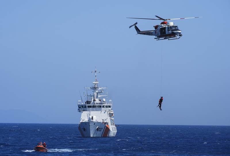 <p>Arama kurtarma g�revi i�in Kara Kuvvetleri Komutanl���ndan 1 arama kurtarma helikopteri, Deniz Kuvvetleri Komutanl���ndan 1 tank ��karma amfibi gemisi, Hava Kuvvetleri Komutanl���ndan 1 arama kurtarma u�a�� ve 1 arama kurtarma helikopteri, Jandarma Genel Komutanl���ndan 1 arama kurtarma helikopteri, Sahil G�venlik Komutanl���ndan 2 korvet, 2 bot ve 2 arama kurtarma helikopteri g�revlendirildi.</p>