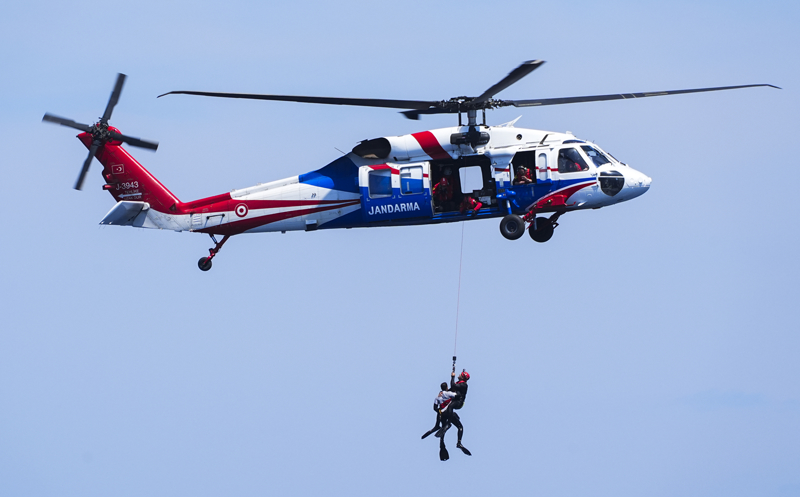 <p>Denizde bulunan bir kazazede Sahil G�venlik helikopteri taraf�ndan kurtar�l�p en yak�n sa�l�k merkezine sevk edildi.</p>