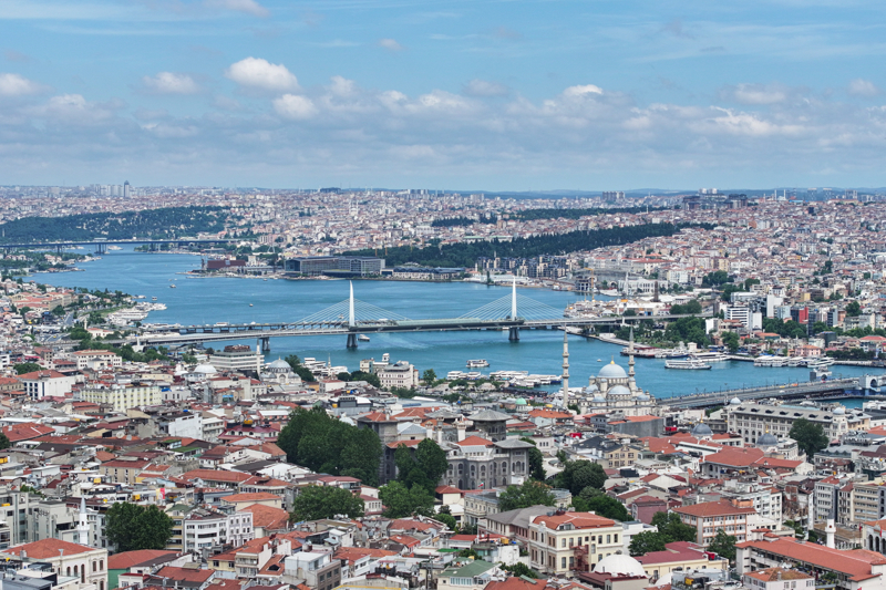 <p>İlkılınç, İstanbul Boğazı'nın Karadeniz ile Marmara Denizi arasında önemli bir ekolojik koridor oluşturduğunu, balık varlığı nedeniyle yunuslar tarafından beslenme, dinlenme ve geçiş amacıyla kullanıldığını ifade etti.</p>