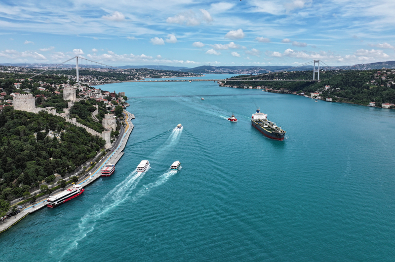 <p>'Fenerbahçe, Kız Kulesi ve Haydarpaşa açıklarında gerçekleştirdiğimiz gözlemlerde yavruların ve genç bireylerin de yer aldığı gruplarla karşılaştık. Dürbünle yunuslarımızı gözlemledik. Bugün afalina türünü gördük. Çok kalabalık yunus grupları gördük, 15 bireyden oluşuyorlardı. Gördüğümüz gruplardan birinde en az 3 yavru vardı. Dalgalarla adeta sörf yaparken görüntüleme şansımız oldu. Beslenme davranışları sergilediklerini, birbirleriyle etkileşime girdiklerini, sosyalleşme davranışı sergilediklerini ve teknelerin oluşturduğu baş dalgalarından yararlanarak yüzdüklerini gözlemledik. Fotokimlikleme çalışmaları sayesinde geçmiş yıllarda kataloglarımıza kaydettiğimiz bazı bireyleri yeniden tanımlayabiliyoruz. İlk kez 2012 yılında Deniz Memelileri Araştırma Derneği tarafından kaydedilen bir bireyin yaklaşık 10 yıl sonra tekrar gözlemlenmesi, bazı yunusların İstanbul Boğazı'nı uzun yıllar boyunca kullanmaya devam ettiğini gösteriyor. Sağlıklı yavruların gözlenmesi de Boğaz'ın yunuslar için önemli bir yaşam alanı olduğunu ortaya koyuyor. Yunusların korunması, aynı zamanda Marmara Denizi'nin biyolojik çeşitliliğinin korunmasına katkı sağlıyor. Denizde yunus varsa hayat vardır. Yunusları korumak birlikte mümkün.'</p>