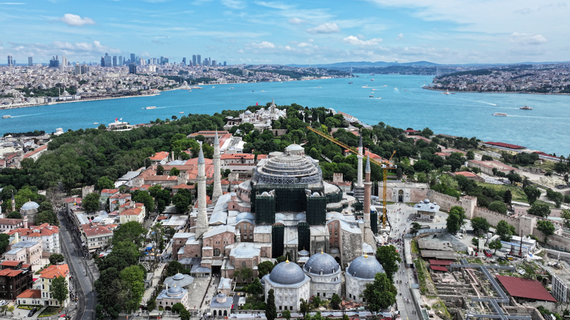 <p>Yunusların geçmişe kıyasla daha sık görülmeye başladığını söylemek için uzun dönemli verilere ihtiyaç olduğunu belirten İlkılınç, 'İstanbul Boğazı her zaman yunusların yaşam alanlarından biriydi. Son yıllarda farkındalığın ve gözlem çalışmalarının artmasıyla birlikte onları daha fazla fark ediyoruz. Yunuslar besin zincirinin üst basamaklarında yer alan ve ekosistemdeki değişimlere duyarlı canlılar oldukları için gösterge türler arasında değerlendiriliyor. Popülasyonlarındaki değişimler, deniz ekosisteminin durumu hakkında önemli ipuçları sağlayabiliyor. Özellikle hasta, zayıf ya da insan kaynaklı baskılardan etkilenen bireylerin sayısındaki değişimler, deniz ekosistemindeki sorunların anlaşılmasına yardımcı olabiliyor.' diye konuştu.</p>