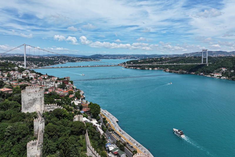 <p>Ece, 2021 yılında Cumhurbaşkanlığı Kararıyla 'korunması gereken hassas alan' ilan edilen Tavşan Adası başta olmak üzere bölgede koruma ve restorasyon çalışması yaptıklarını, 11 yıldır gözlemler yaparak canlıların kaydını tuttuklarını anlattı.</p>