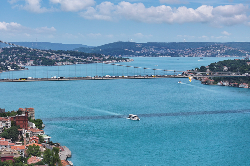 <p>Tavşan Adası Koruma Alanı'nda yürüttükleri düzenli tür gözlemi faaliyetleri kapsamında yunusları da takip ettiklerini ifade eden Ece, 'Bölgede haftada en az 3 kez karşılaştığımız yunusların varlığı, alanın yalnızca dip canlıları ve mercanlar için değil, besin zincirinin üst basamaklarında yer alan türler için de önemli bir yaşam alanı olduğunu gösteriyor. Bu nedenle yunus gözlemlerini daha sistematik hale getirmek amacıyla bir gözlem metodolojisi geliştiriyor, elde edilen verilerle Tavşan Adası'ndaki bütünleşik koruma vizyonumuz doğrultusunda daha detaylı izleme ve raporlama yapmayı hedefliyoruz.' diye konuştu.</p>