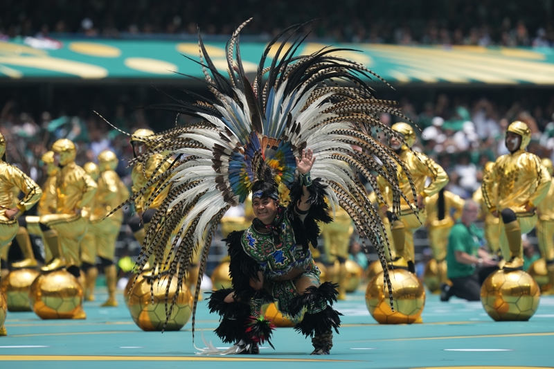 <p>Meksika-Güney Afrika müsabakasıyla tüm kupaların açılış maçı Mexico City Stadı'nda (Estadio Azteca) oynanmış oldu. Bu anlamda stadyum da şehirle birlikte üç kez açılışın yapıldığı stadyum olarak tarihe geçti.</p>