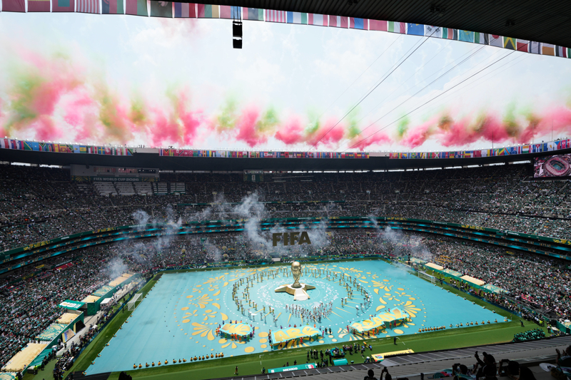 <p>Ünlü tenor Andrea Bocelli ve Güney Koreli şarkıcı EJAE, 2026 FIFA Dünya Kupası'nın resmi marşı olan DNA'yı ilk kez maç öncesinde seslendirdi.</p>