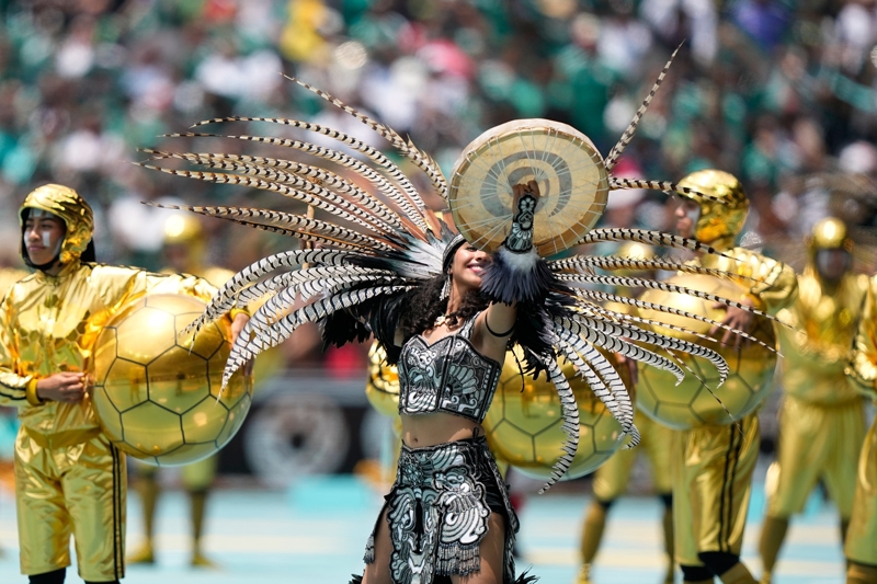 <p>Meksikalı taraftarlar, 80 bin 824 kapasiteli Mexico City Stadı'nda boş yer bırakmadı.</p>