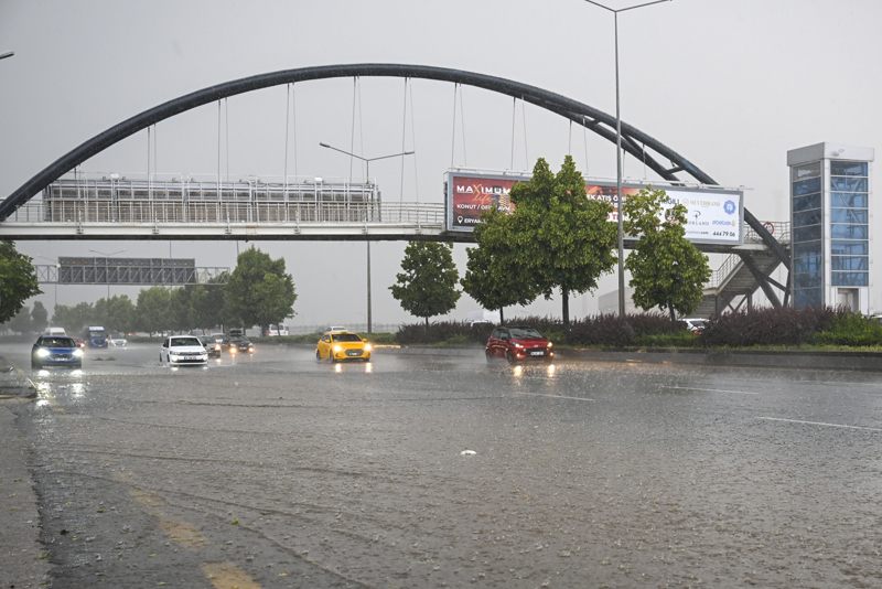 <p>Sürücüler trafikte ilerlemekte zorluk yaşarken, zaman zaman trafikte aksamalar meydana geldi, su birikintilerinin oluştuğu bazı caddelerde ise araçlar sürüklendi.</p>
