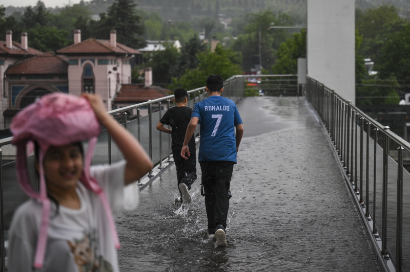 <p>Kahramankazan ve Bağlum'da da dolu nedeniyle yollar beyaza büründü, bazı araçlar zarar gördü, su birikintisi nedeniyle araçlar trafikte ilerlemekte zorlandı.</p>