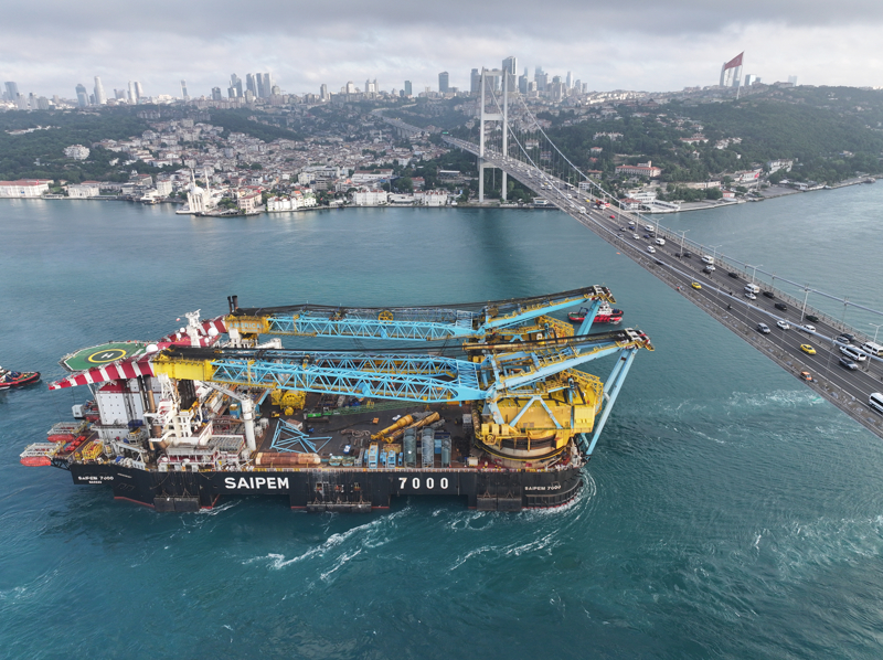<p>Libya'nın Bouri Limanı'ndan Romanya'nın Köstence Limanı'na giden, Birleşik Krallık bayraklı çapa taşıma gemisi Pacific Discovery ile Antigua ve Barbuda bayraklı GH Discovery römorkörünün çektiği vinç gemisi, saat 05.25 sıralarında İstanbul Boğazı'na giriş yaptı.</p>