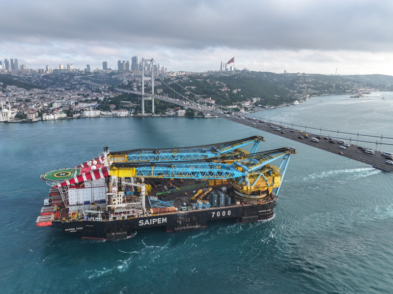 <p>Denizlerde, 2 bin metreden daha derin sularda boru döşeyebilen (pipelaying), ikiz vinç sistemiyle tek seferde 14 bin tona kadar olan devasa yapıları kaldırabilen 198 metre boya, 135 metre yüksekliğe ve 117 bin 812 groston ağırlığa sahip gemiye İstanbul Boğazı girişinde, Kıyı Emniyeti Genel Müdürlüğüne bağlı Türkiye'nin ilk ve en büyük acil durum müdahale, arama-kurtarma ve yangın söndürme gemisi 'Nenehatun' da eşlik ediyor.</p>