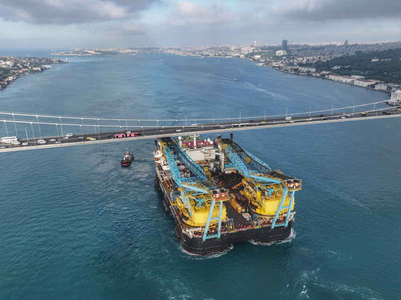 <p>Kıyı Emniyeti'nden 6 kılavuz ve Kurtarma-4, Kurtarma-6, Kurtarma-Nazımtur, Kurtarma-5, Kurtarma-12 römorkörleri de geçişte görev alıyor.</p>