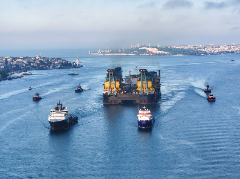 <p>İstanbul Boğazı, geminin geçişi dolayısıyla karşılıklı transit gemi geçişlerine kapatıldı.</p>