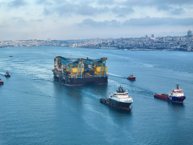 <p>Ayrıca, Saipem 7000 İstanbul Boğazı'ndan geçişi esnasında köprülerin altından güvenle geçebilmek için balast tanklarını doldurarak su alacak, kule ve vinçlerini yatırıp yüksekliğini 57 metreye düşürecek.</p>