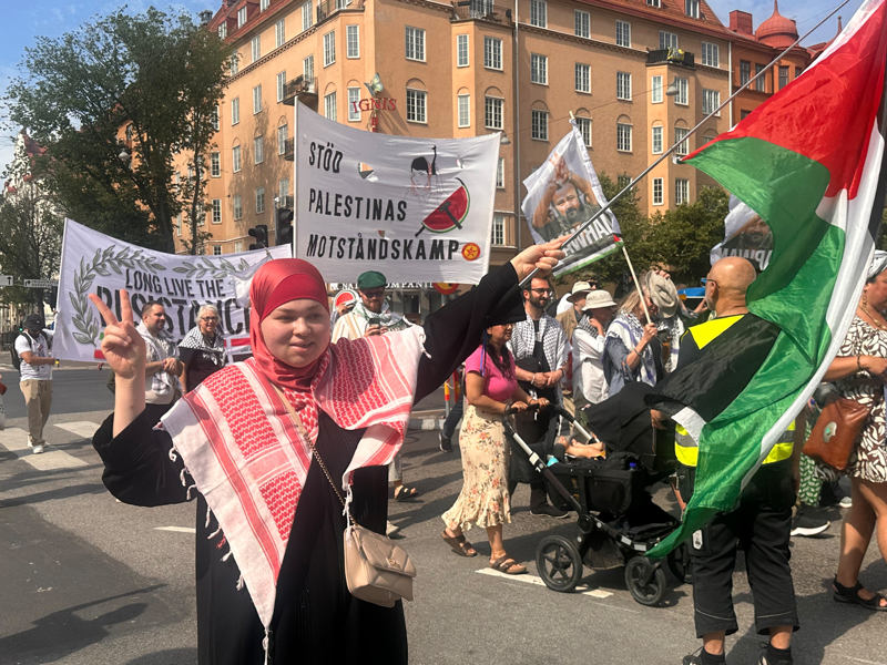<p>Gösteriye destek veren İsveçli aktivist Matilda Bergström, AA muhabirine yaptığı açıklamada, Gazze'deki annelerin ve çocukların yaşadığı insani drama dikkati çekerek, uluslararası toplumu ve Avrupa Birliği'ni (AB) iki yüzlü politikalarından vazgeçmeye çağırdı.</p>