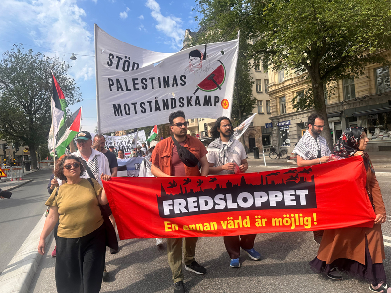 <p>'İşgal ve çatışma altındaki Filistin'de anneler, çocuklarının ölümüne, sakatlanmasına ya da gözlerinin önünde kaybolup gitmesine şahit oluyor. Anneler, hiçbir tıbbi yardım ve sağlık desteği almadan doğum yapmak zorunda kalıyor. İsrail'in engellemeleri nedeniyle bebek maması ve ikame süt gibi en temel ihtiyaçlara bile ulaşılamıyor. Dünyanın en gelişmiş ebeveyn haklarına ve ücretsiz sağlık hizmetlerine sahip olan İsveç'te yaşayan bizlerin, bu imkanlardan mahrum bırakılan Filistinli annelerle dayanışma göstermekte ön saflarda yer alması gerekiyor.'</p>