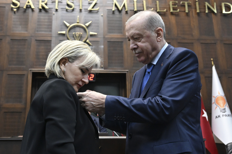 <p>Özdemir'e parti rozetini Cumhurbaşkanı ve AK Parti Genel Başkanı Recep Tayyip Erdoğan taktı.</p>