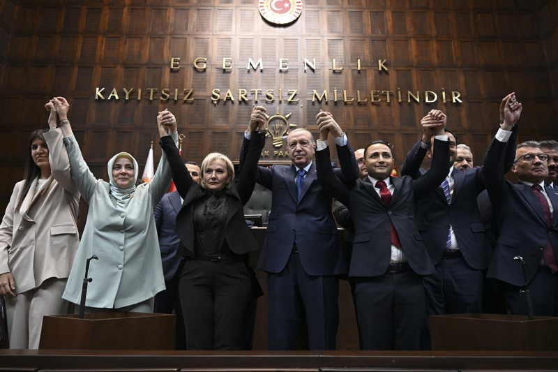 <p>Özdemir, AK Parti Grup Toplantısı'nın yapılacağı salonu AK Parti Grup Başkanvekili Özlem Zengin ile birlikte geldi.</p>