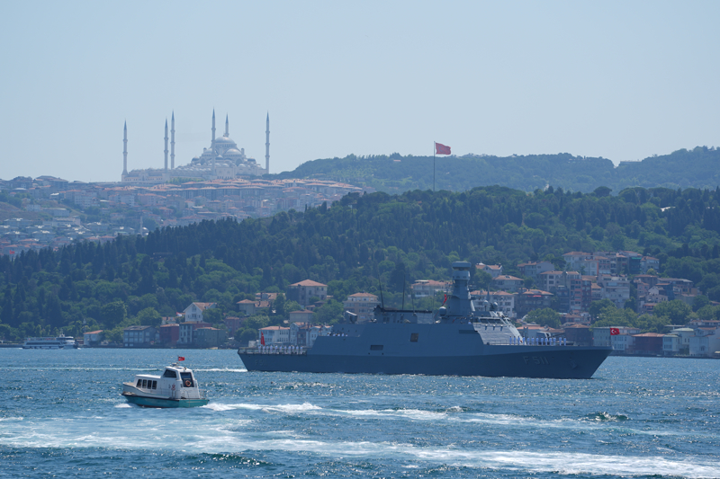 <p>Programda kürsüye çıkan Ulaştırma ve Altyapı Bakanı Uraloğlu, Barbaros Hayreddin Paşa'nın 'Denizlere hakim olan cihana hakim olur' sözünün asırlar sonra bugün de aynı güçle yankılandığını belirterek konuşmasına başladı. Bu yıl 100. yıl dönümünü coşkuyla kutlanan Denizcilik ve Kabotaj Bayramı'nın milletin denizlerine ve denizciliğe verdiği önemin en büyük kanıtı olduğunu belirten Bakan Uraloğlu, 'Bizler gemileri sadece denizden değil, karadan bile yürütmüş, tarihe damgasını vurmuş bir milletiz. Doğal bir yarımada olan, kara sınırlarının yaklaşık üç katı deniz sınırına sahip ülkemiz için attığımız her adımda, milletimizi denizle yeniden buluşturmak en öncelikli hedefimizdir. Denizci bir ülke olmak, sadece filo büyüklüğüyle veya ticari payla ölçülmez. Buna kültürel ve sosyal boyutları ekleyerek millete ve devlete denizci bir bünye kazandırmak gerekir. Bir denizcinin oğlu olan Cumhurbaşkanımız Recep Tayyip Erdoğan'ın liderliğinde son 24 yılda bu vizyonla hareket ettik. Sektörün önündeki engelleri kaldırdık, paydaşlar arasında iş birliği kültürünü güçlendirdik. Denizlerimizi mavi vatanımız bildik, denizciliği milli ve öncelikli sektör kabul ettik. Bugün Türkiye; 218 adet liman tesisi, 85 faal tersanesi, 181 tekne imal ve çekek yeri, 65 yat limanı, 23 gemi geri dönüşüm tesisi, 400 balıkçı barınağı, 144 bin gemi insanı ve 1 milyonu aşan amatör denizcisi ile dünyanın önde gelen denizci ülkelerinden oldu. Gururla ifade etmek isterim ki Türk sahipli deniz ticaret filomuz, 1 Ocak 2026 itibarıyla 2 bin 234 gemi ve 51,8 milyon DWT kapasiteye ulaşmıştır' dedi.</p>
